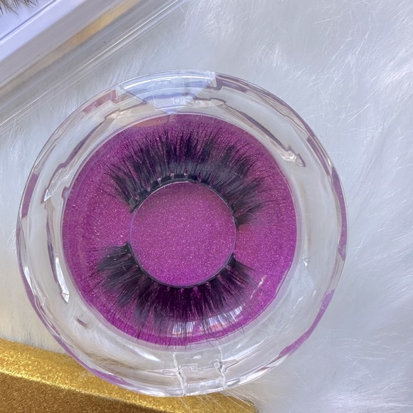 False Lash Bundle - Picture 6 of 9